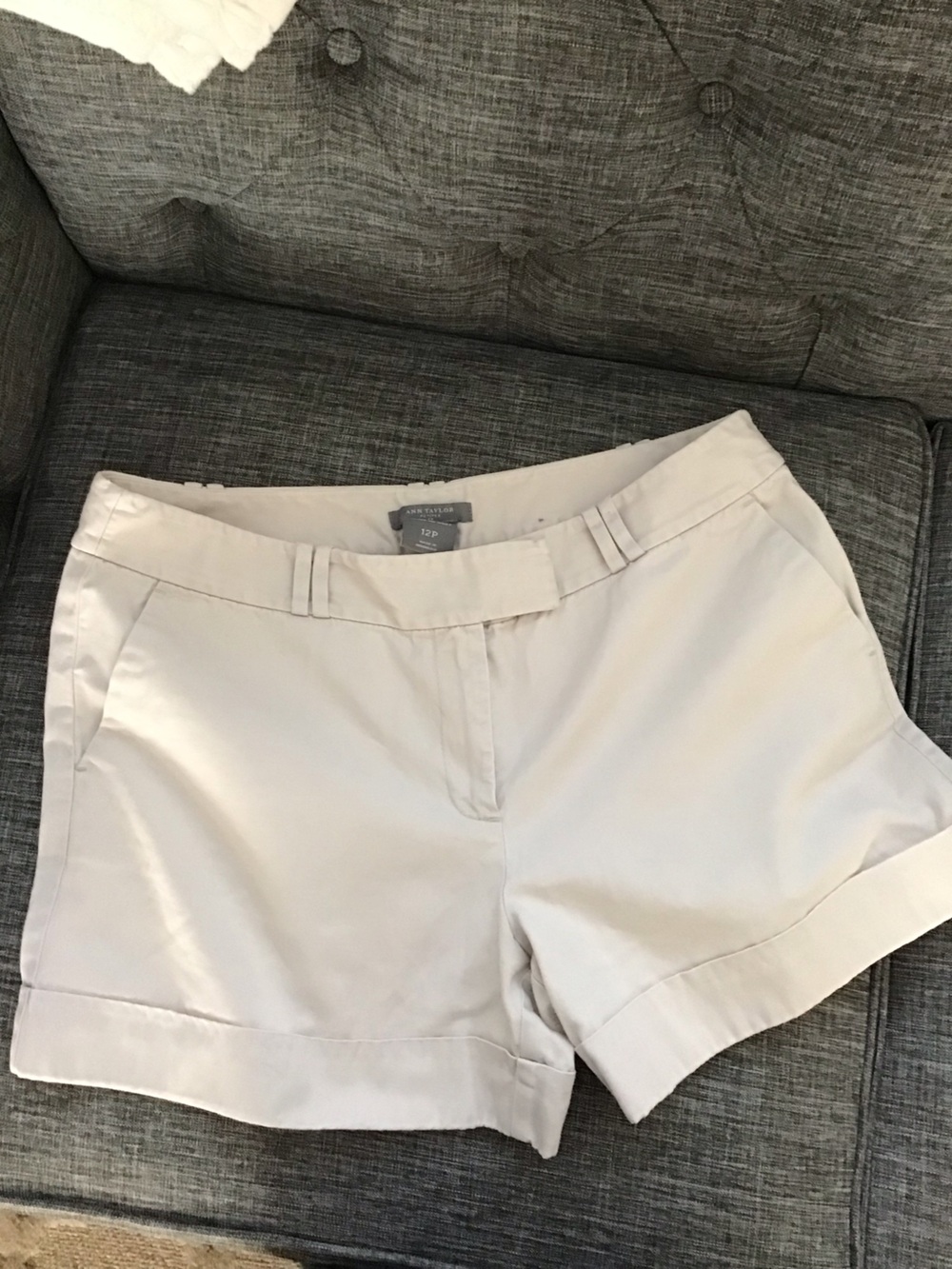 Ann Taylor Light Cream Signature fit shorts 12P